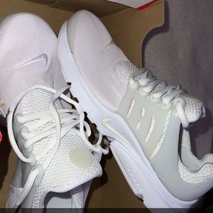 White Nike tennis shoes $25